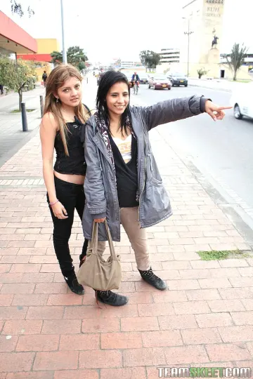 Abril Santamaria & Lilly - Oye Loca photo 8