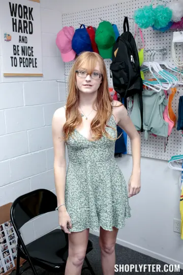 Amber Stark - Shoplyfter photo 6