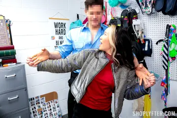 Asia Lee & Giovanni Francesco - Shoplyfter photo 15