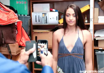 Avi Love - Shoplyfter photo 5