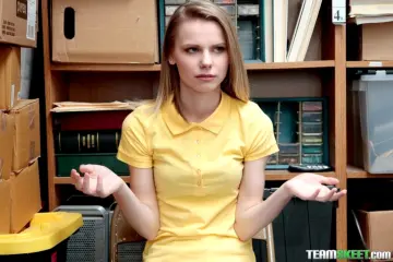 Catarina Petrov - Shoplyfter photo 9