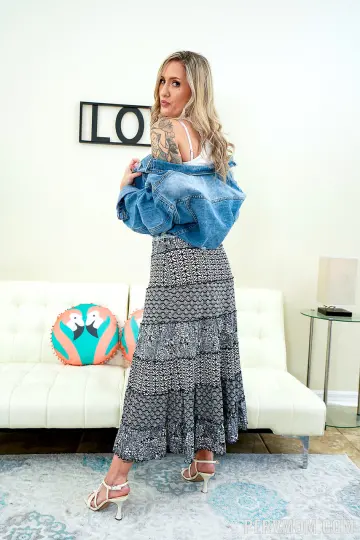 Conor Coxxx & Reagan Lush - PervMom photo 4