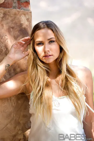 Courntey Dillon - Babes photo 3