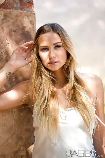 Courntey Dillon - Babes photo 3