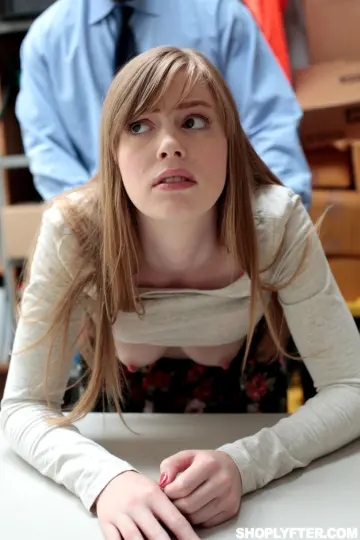 Dolly Leigh - Shoplyfter photo 3