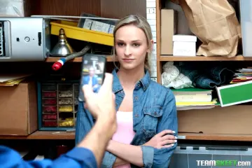 Emma Hix - Shoplyfter photo 4