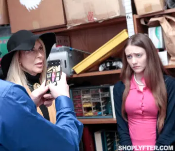 Erica Lauren & Samantha Hayes - Shoplyfter photo 10