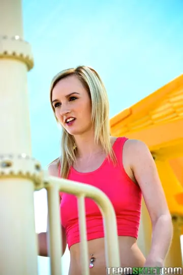 Exxxtrasmall Model - Exxxtra Small photo 2