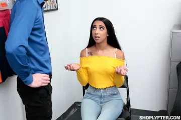 Kiarra Kai & Mitt - Shoplyfter photo 5