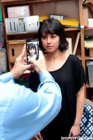Penelope Reed - Shoplyfter photo 11