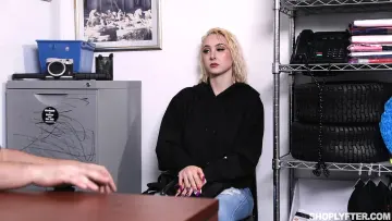 Peter Green & Skylar Vox - Shoplyfter photo 6