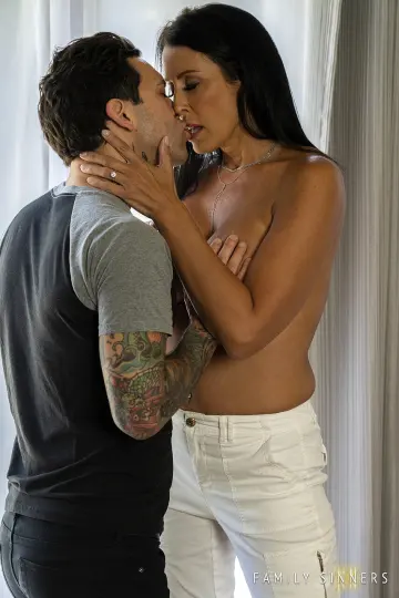 Reagan Foxx & Small Hands - MILFED photo 11
