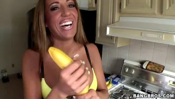 Richelle Ryan - Tugjobs photo 5