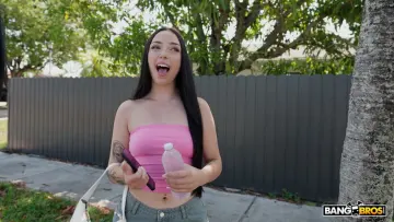 Scarlett Rosewood & Treyy Vunt - Bang Bus photo 9